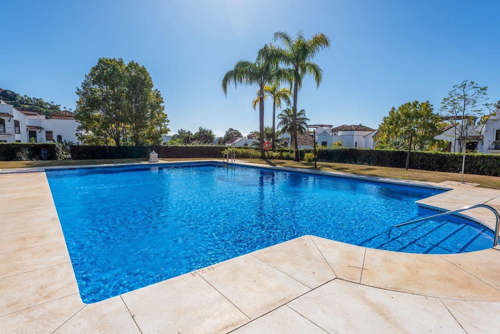 2 slaapkamer Appartement te koop in Los Arqueros met zwembad garage - € 425.000 (Ref: 9941649)