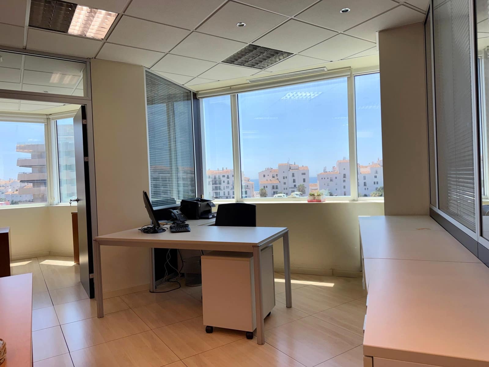 Toimisto myytävänä paikassa Puerto Banus - 749 000 € (Ref: 9964438)