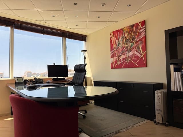 Kontor til salgs i Puerto Banus, Marbella - € 749 000 (Ref: 9964438)