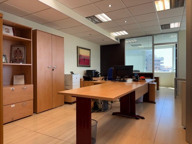 Kontor til salgs i Puerto Banus, Marbella - € 749 000 (Ref: 9964438)