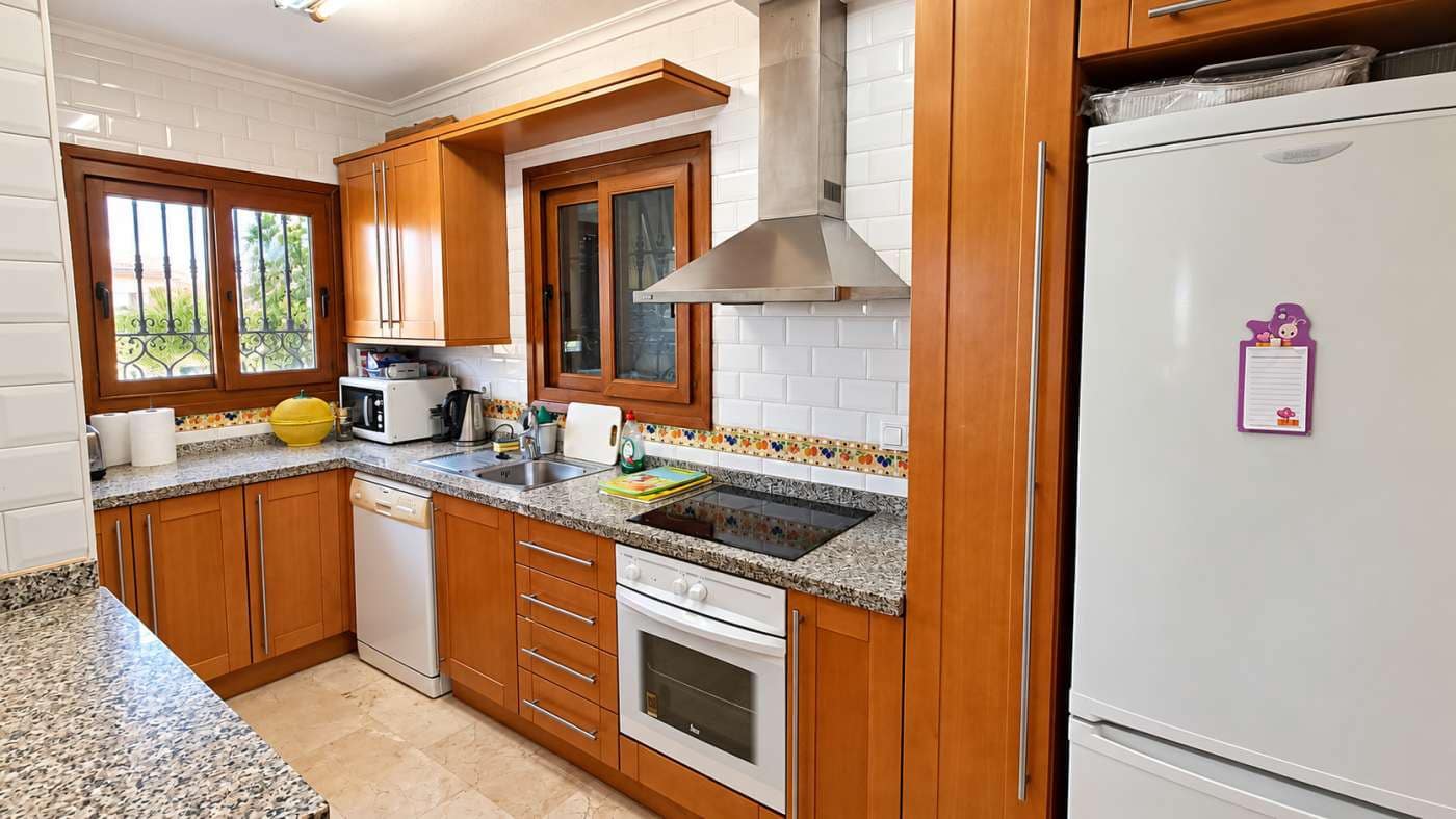 4 makuuhuone Paritalo myytävänä paikassa Algorfa mukana uima-altaan 
autotalli - 385 000 € (Ref: 10136310)