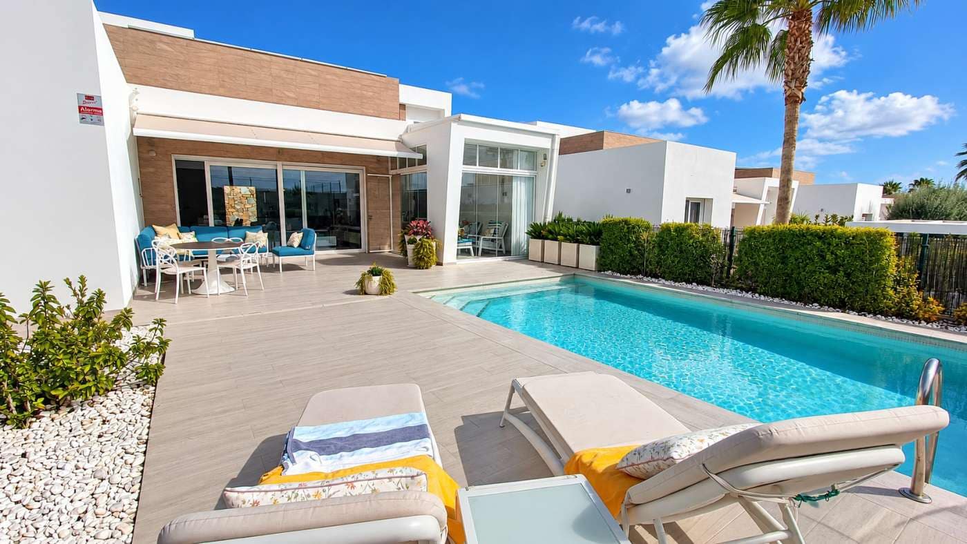 Chalet de 3 habitaciones en Algorfa en venta con piscina garaje - 559.900 € (Ref: 10167435)