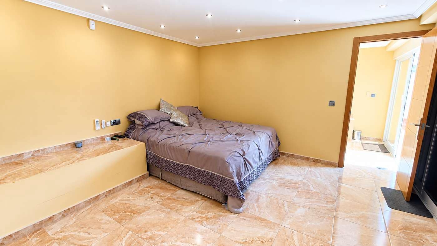 6 bedroom Villa for sale in Algorfa with pool garage - € 725,000 (Ref: 10169243)