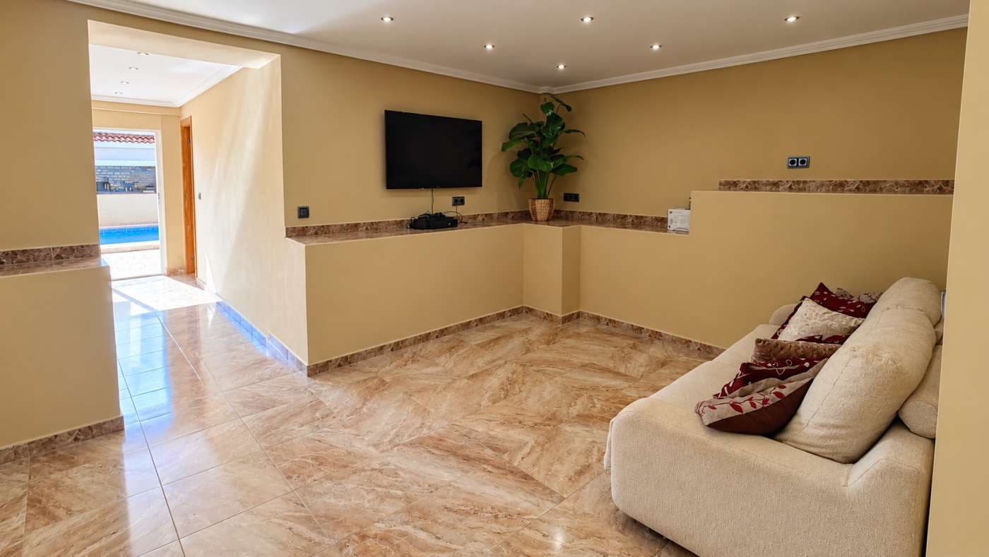6 bedroom Villa for sale in Algorfa with pool garage - € 725,000 (Ref: 10169243)