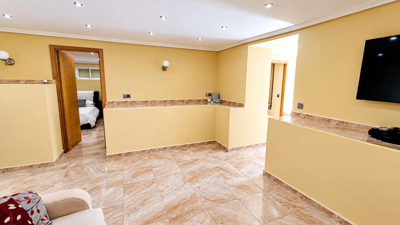 6 bedroom Villa for sale in Algorfa with pool garage - € 725,000 (Ref: 10169243)