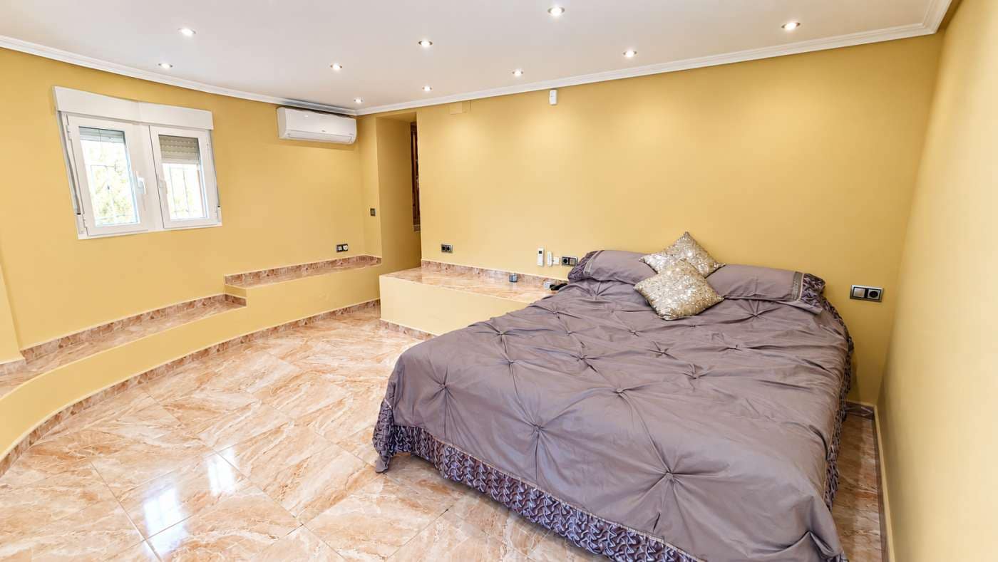 6 bedroom Villa for sale in Algorfa with pool garage - € 725,000 (Ref: 10169243)