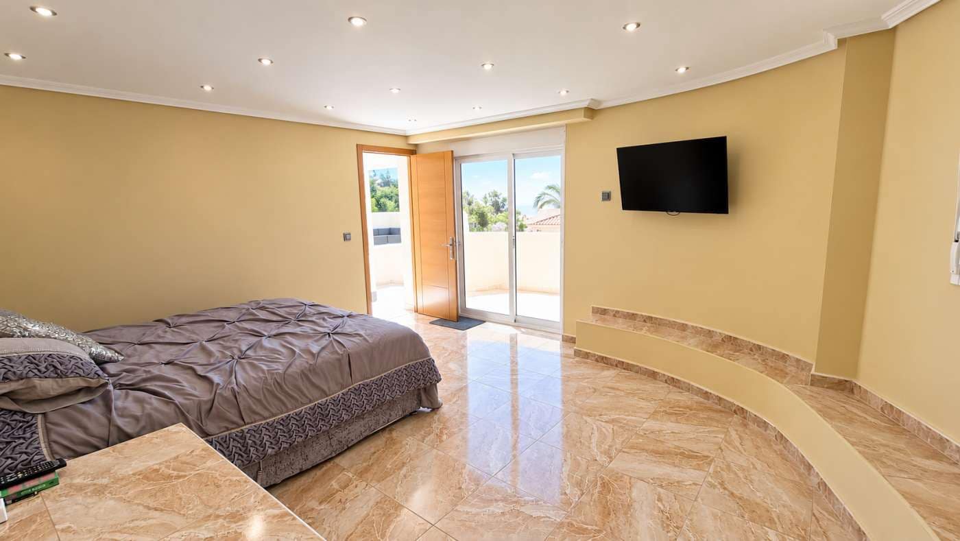 6 bedroom Villa for sale in Algorfa with pool garage - € 725,000 (Ref: 10169243)