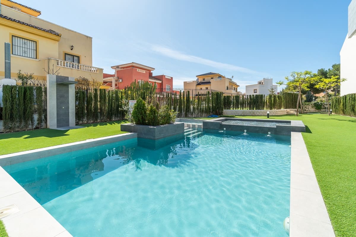 2 soveværelse Lejlighed til salg i Torrevieja med swimmingpool garage - € 279.900 (Ref: 8500616)