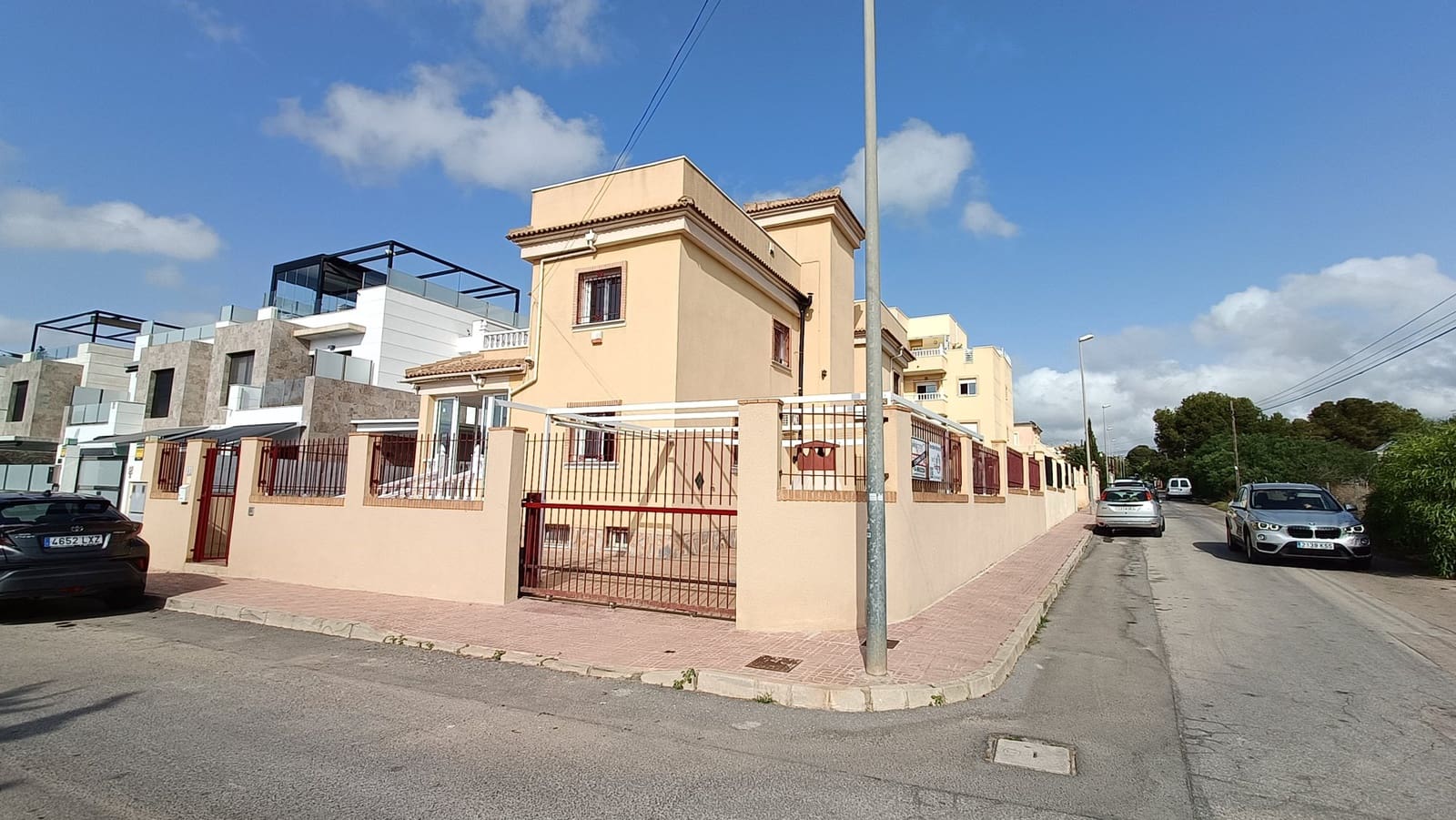 3 soveværelse Villa til salg i Orihuela Costa med swimmingpool garage - € 269.900 (Ref: 9046321)