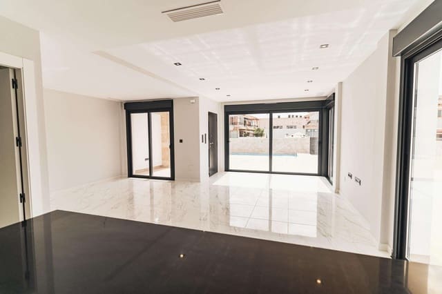 Chalet de 4 habitaciones en Punta Prima, Orihuela en venta con piscina - 699.900 € (Ref: 9332357)