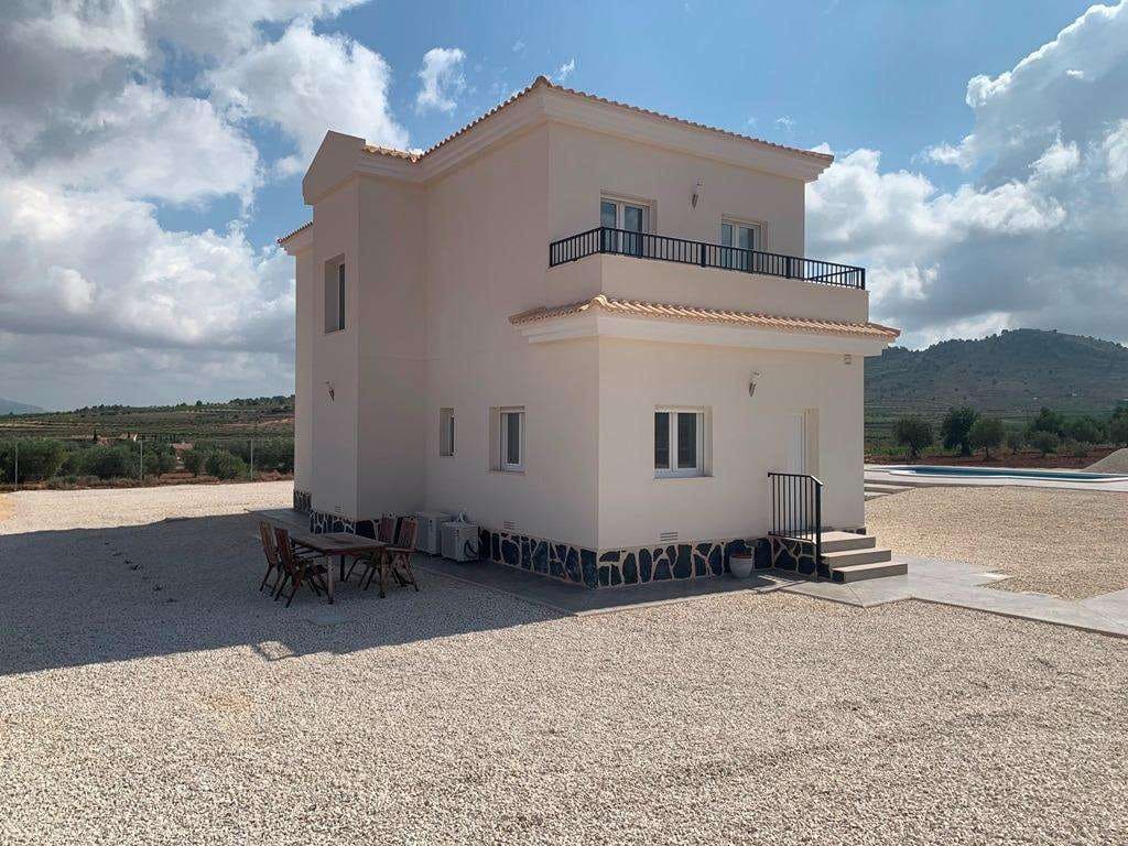 Chalet de 4 habitaciones en Pinoso en venta con piscina - 423.000 € (Ref: 9332509)