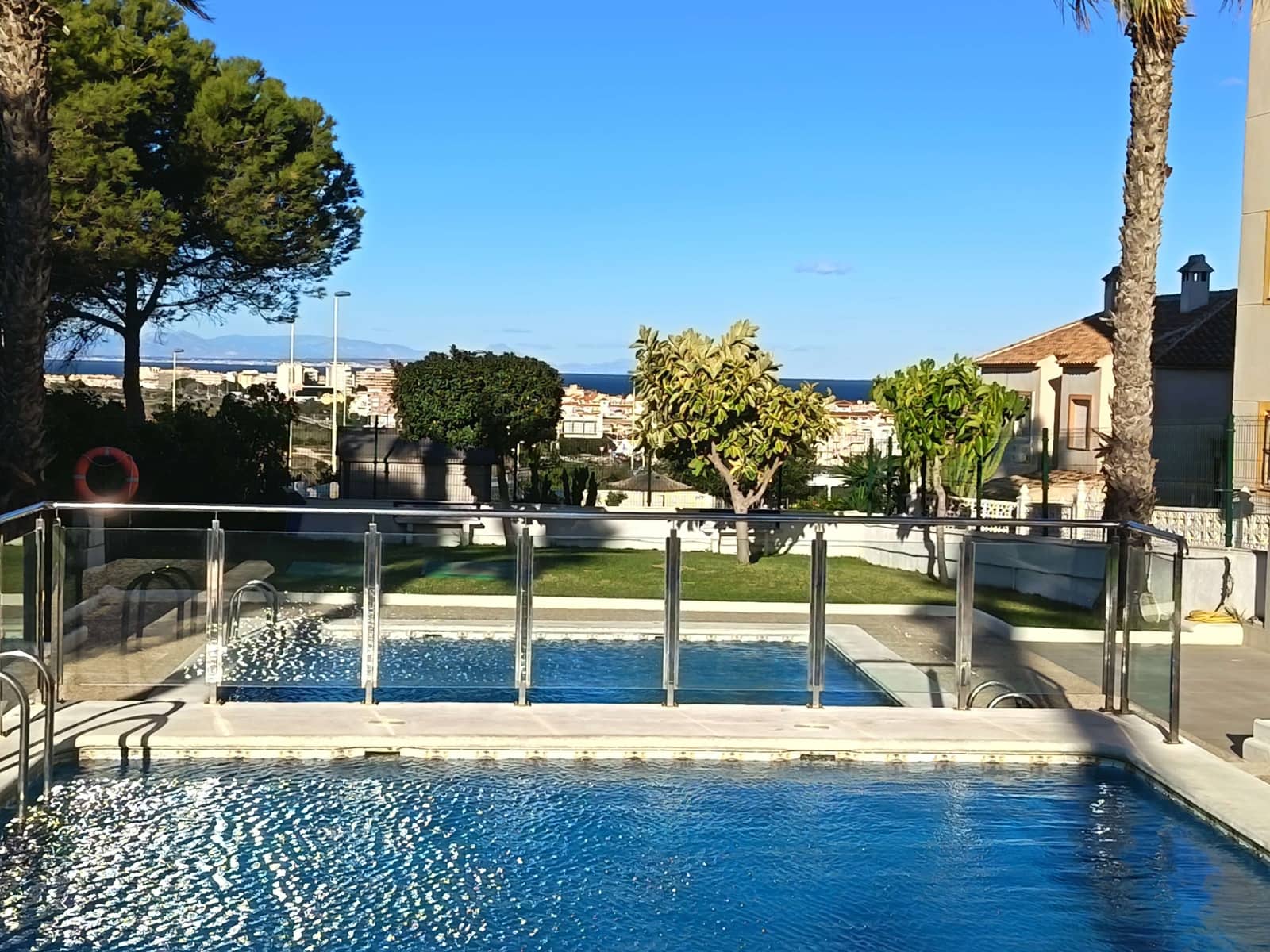 2 makuuhuone Huoneisto myytävänä paikassa Torrevieja mukana uima-altaan - 149 995 € (Ref: 9421541)