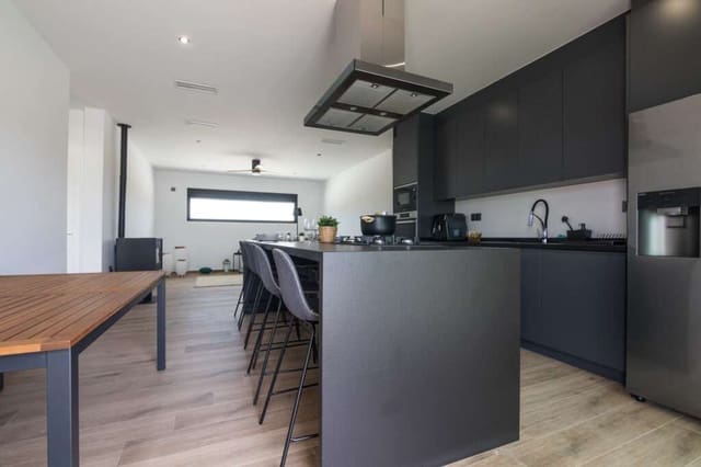 Chalet de 3 habitaciones en Pinoso en venta con piscina garaje - 327.000 € (Ref: 9438546)