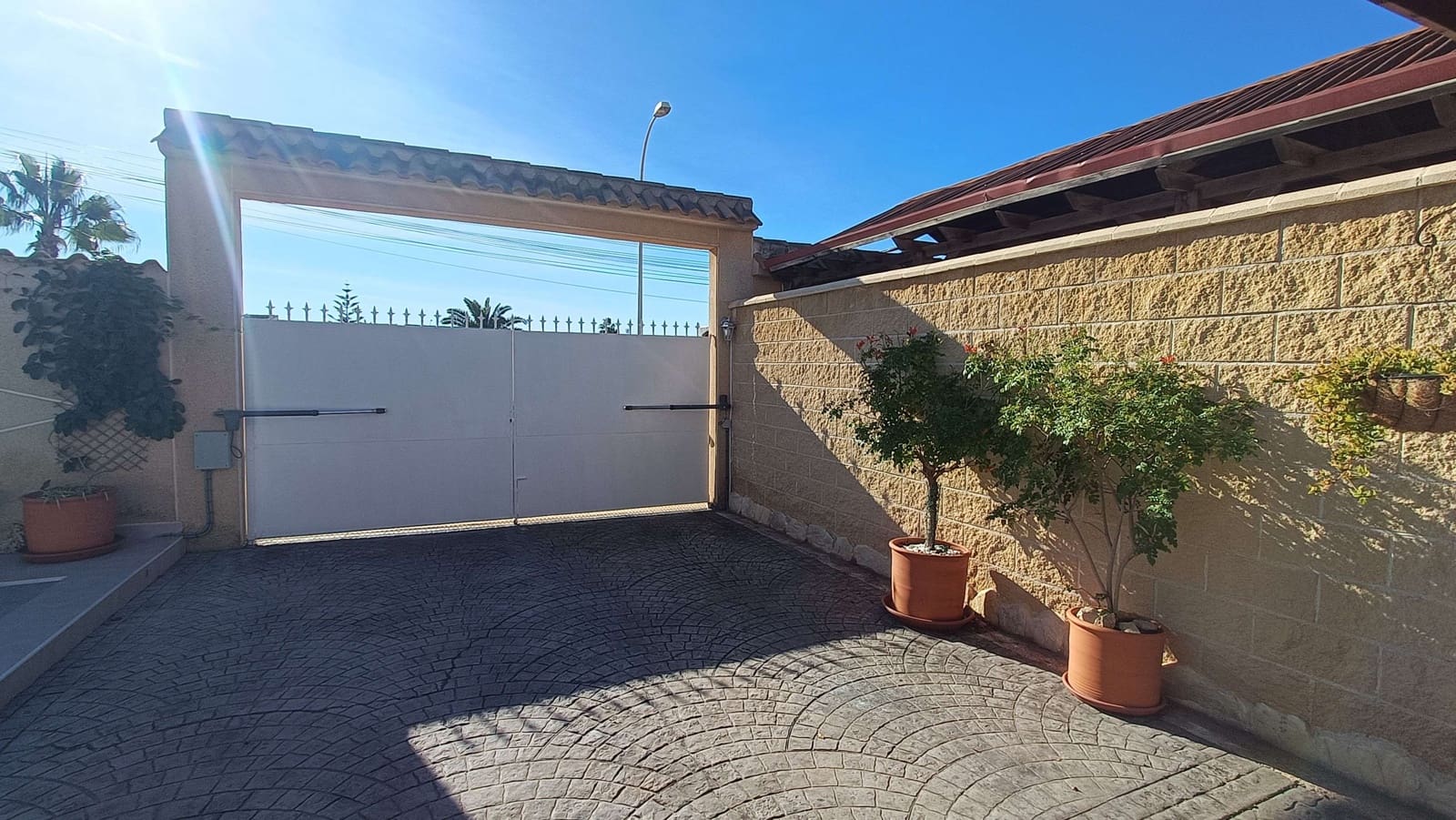 3 bedroom Villa for sale in La Siesta with pool - € 335,950 (Ref: 9511385)