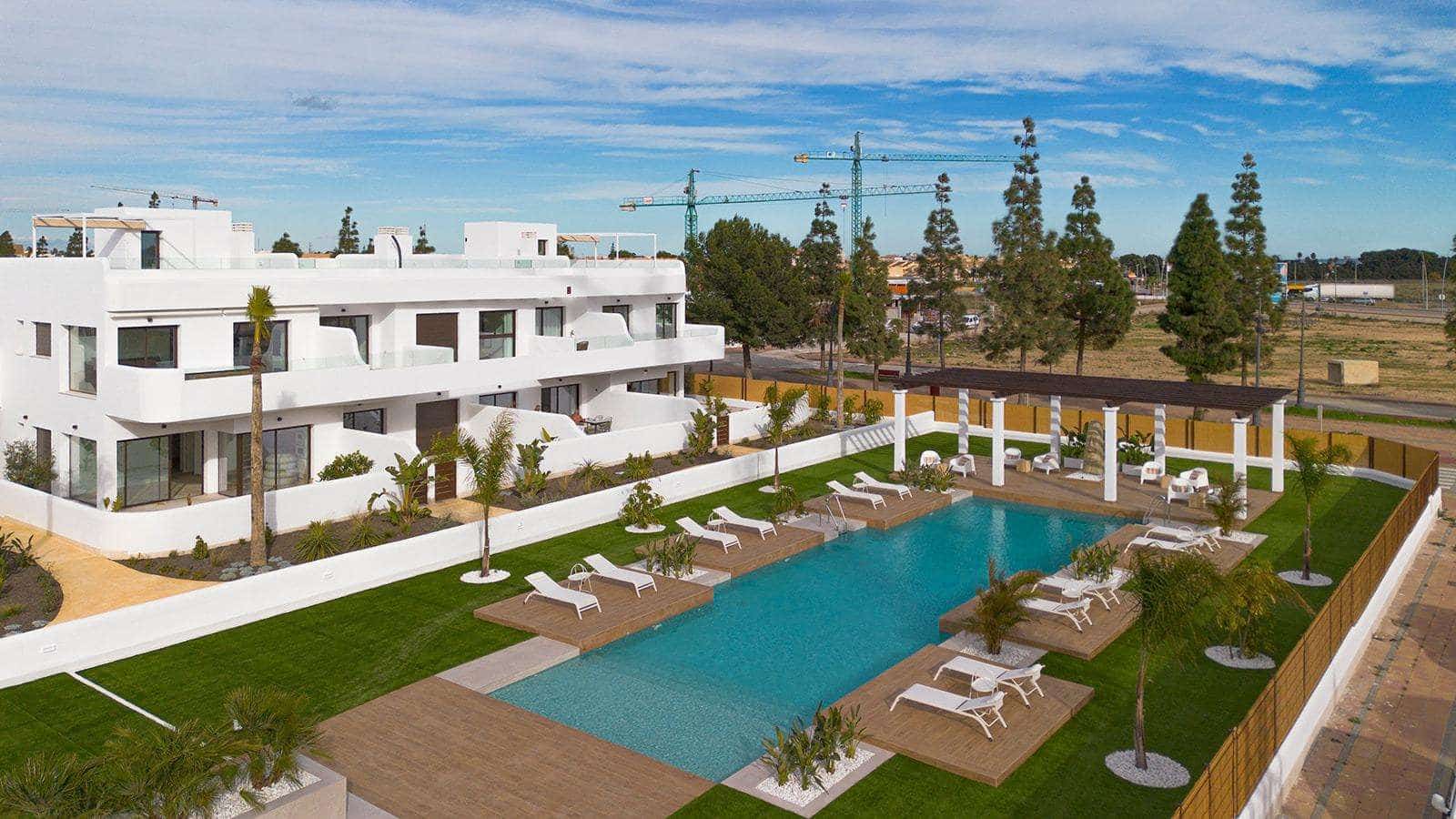 2 bedroom Apartment for sale in Los Alcazares with pool - € 299,900 (Ref: 9539561)