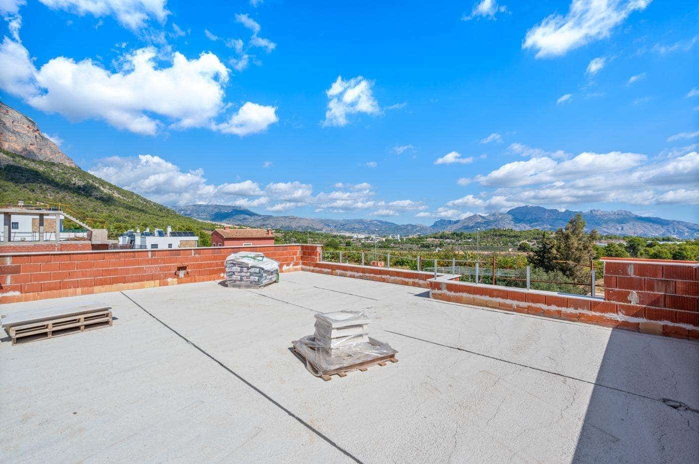 5 bedroom Villa for sale in Polop with garage - € 568,000 (Ref: 9733585)