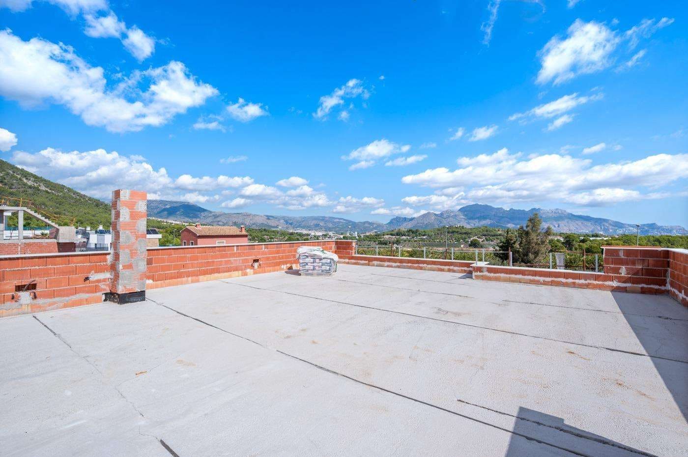 5 bedroom Villa for sale in Polop with garage - € 568,000 (Ref: 9733585)