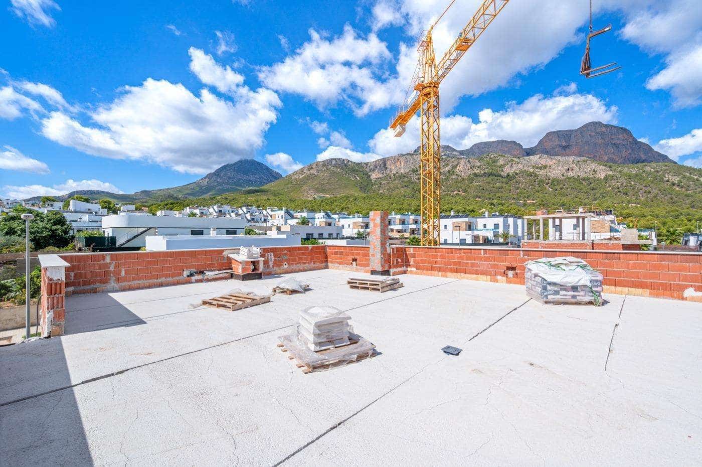 5 bedroom Villa for sale in Polop with garage - € 568,000 (Ref: 9733585)