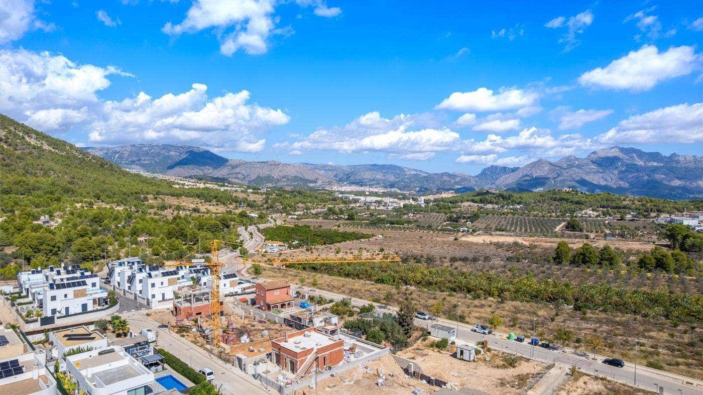 5 bedroom Villa for sale in Polop with garage - € 568,000 (Ref: 9733585)