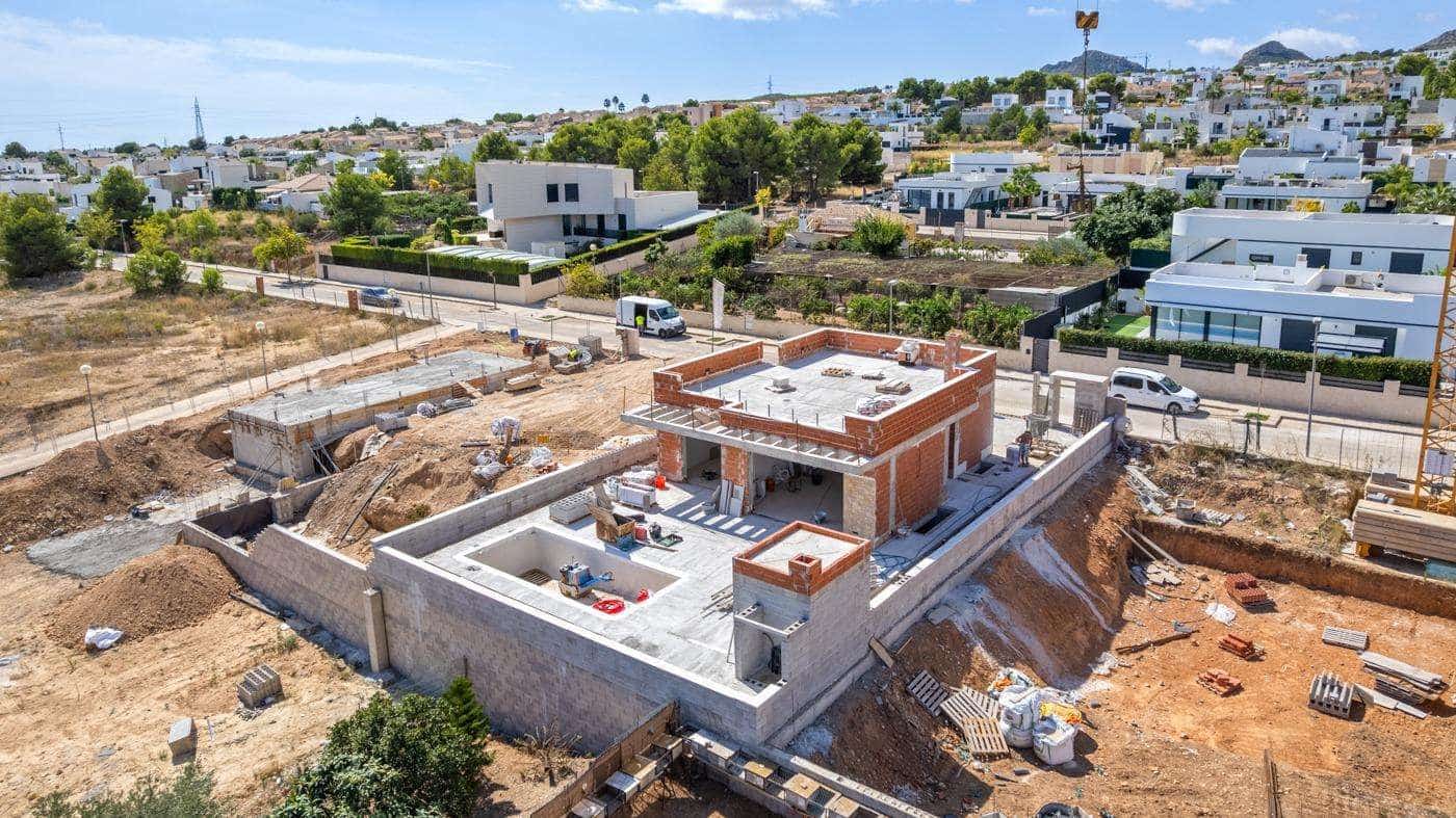 5 bedroom Villa for sale in Polop with garage - € 568,000 (Ref: 9733585)