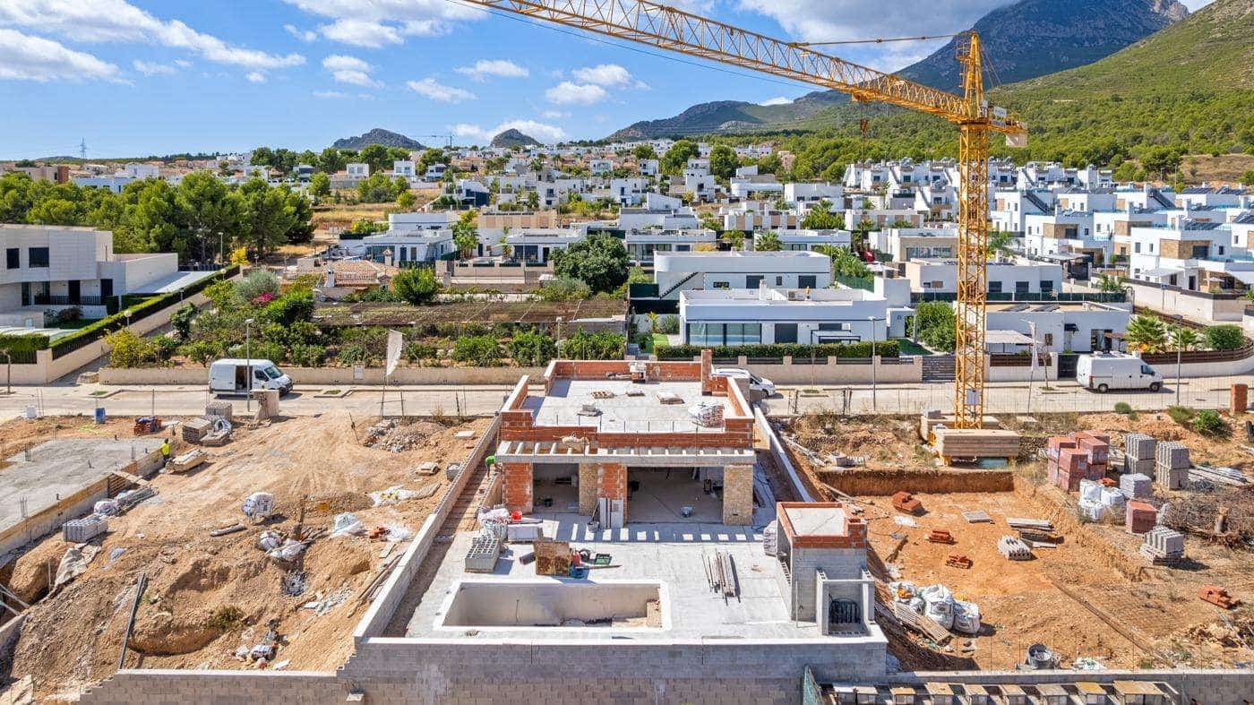 5 bedroom Villa for sale in Polop with garage - € 568,000 (Ref: 9733585)