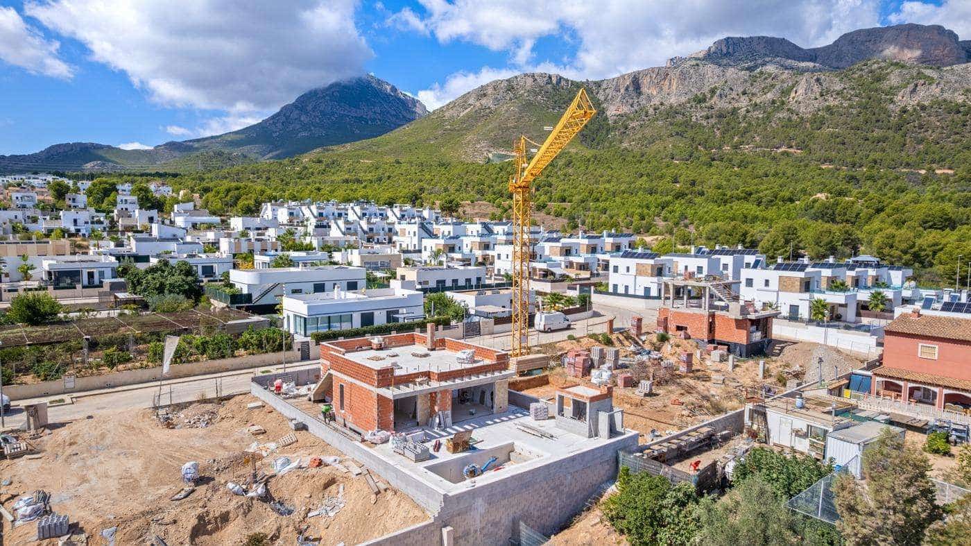 5 bedroom Villa for sale in Polop with garage - € 568,000 (Ref: 9733585)
