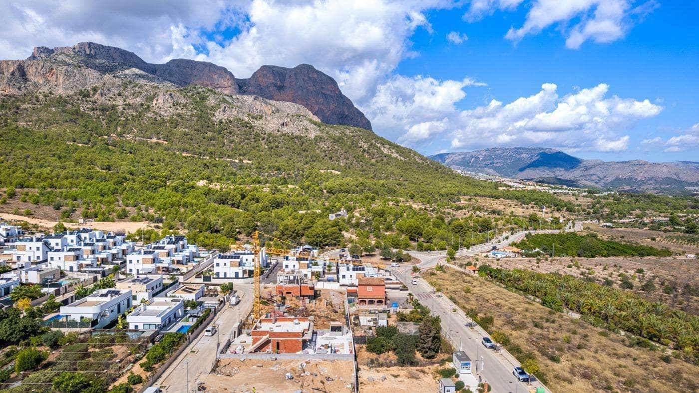 5 bedroom Villa for sale in Polop with garage - € 568,000 (Ref: 9733585)