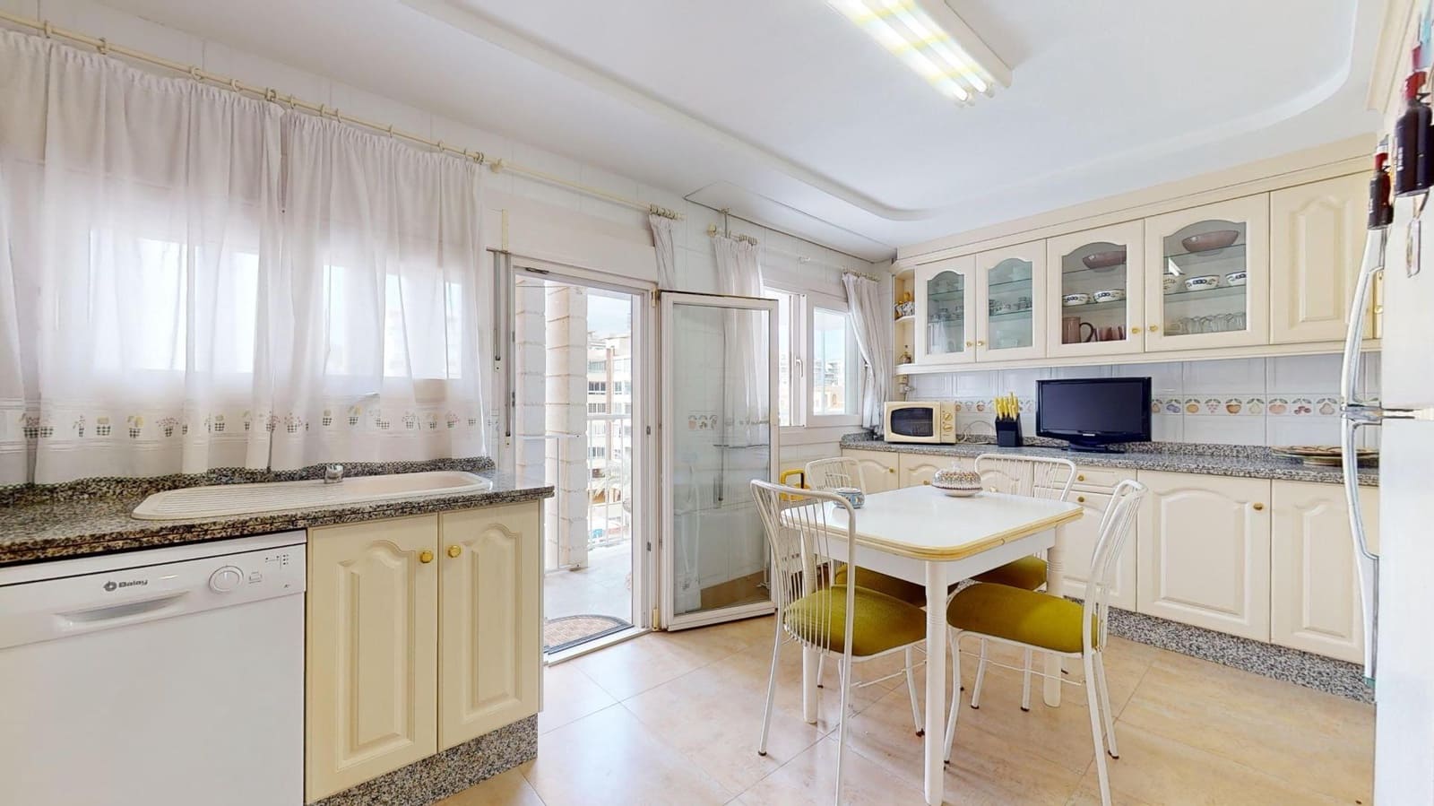 Piso de 3 habitaciones en Arenales del Sol en venta con garaje - 415.000 € (Ref: 8633204)