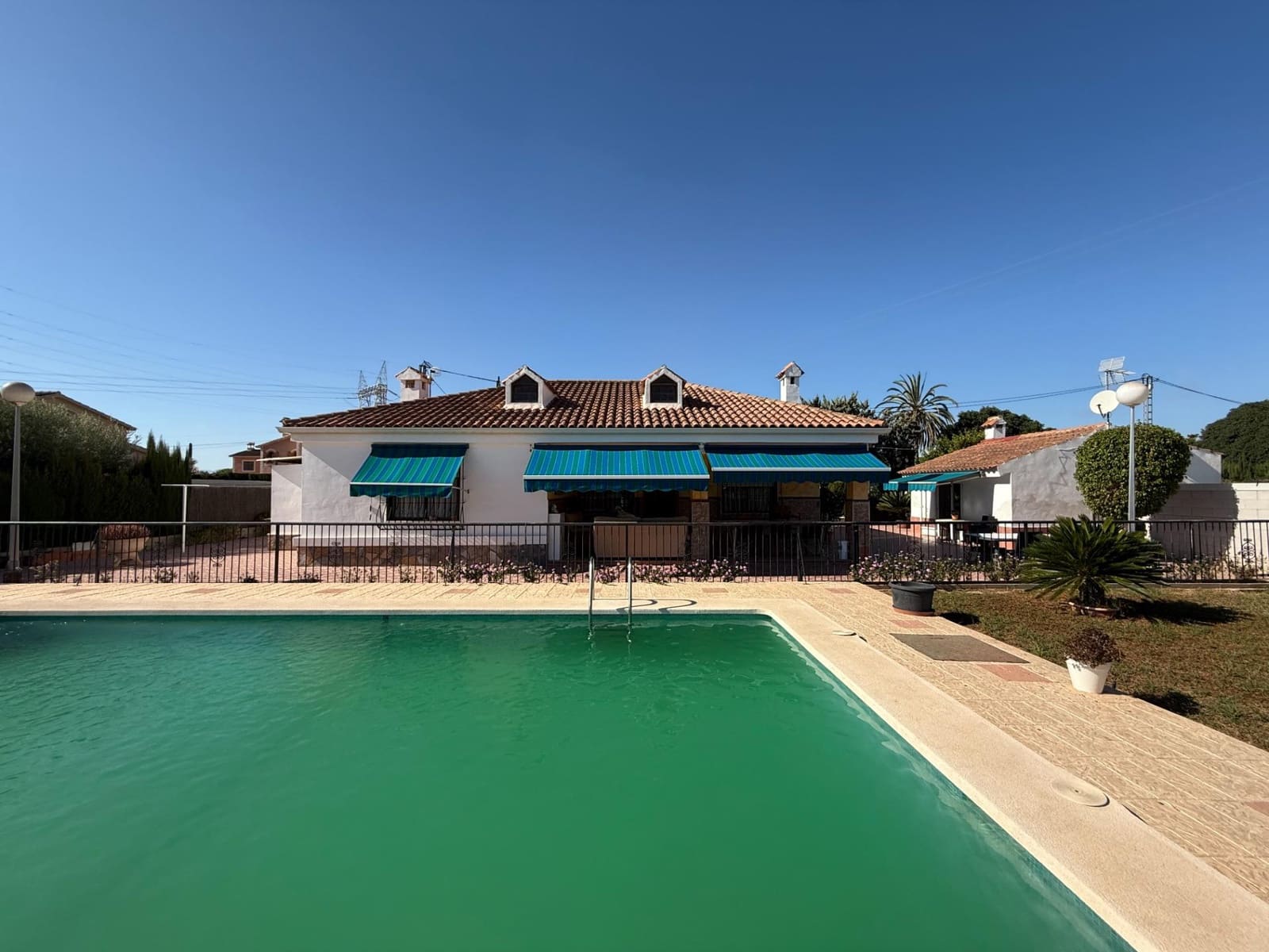 Chalet de 4 habitaciones en Elche / Elx en venta con piscina garaje - 400.000 € (Ref: 9255130)