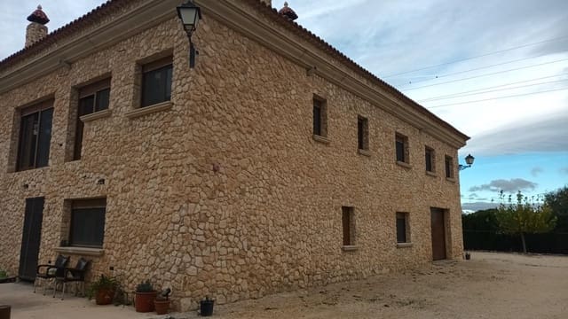 5 slaapkamer Villa te koop in Villena met zwembad garage - € 450.000 (Ref: 9276499)