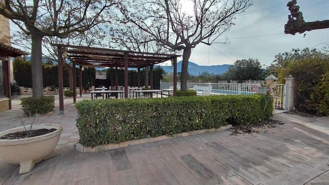 Chalet de 3 habitaciones en Villena en venta con piscina - 315.000 € (Ref: 9611406)
