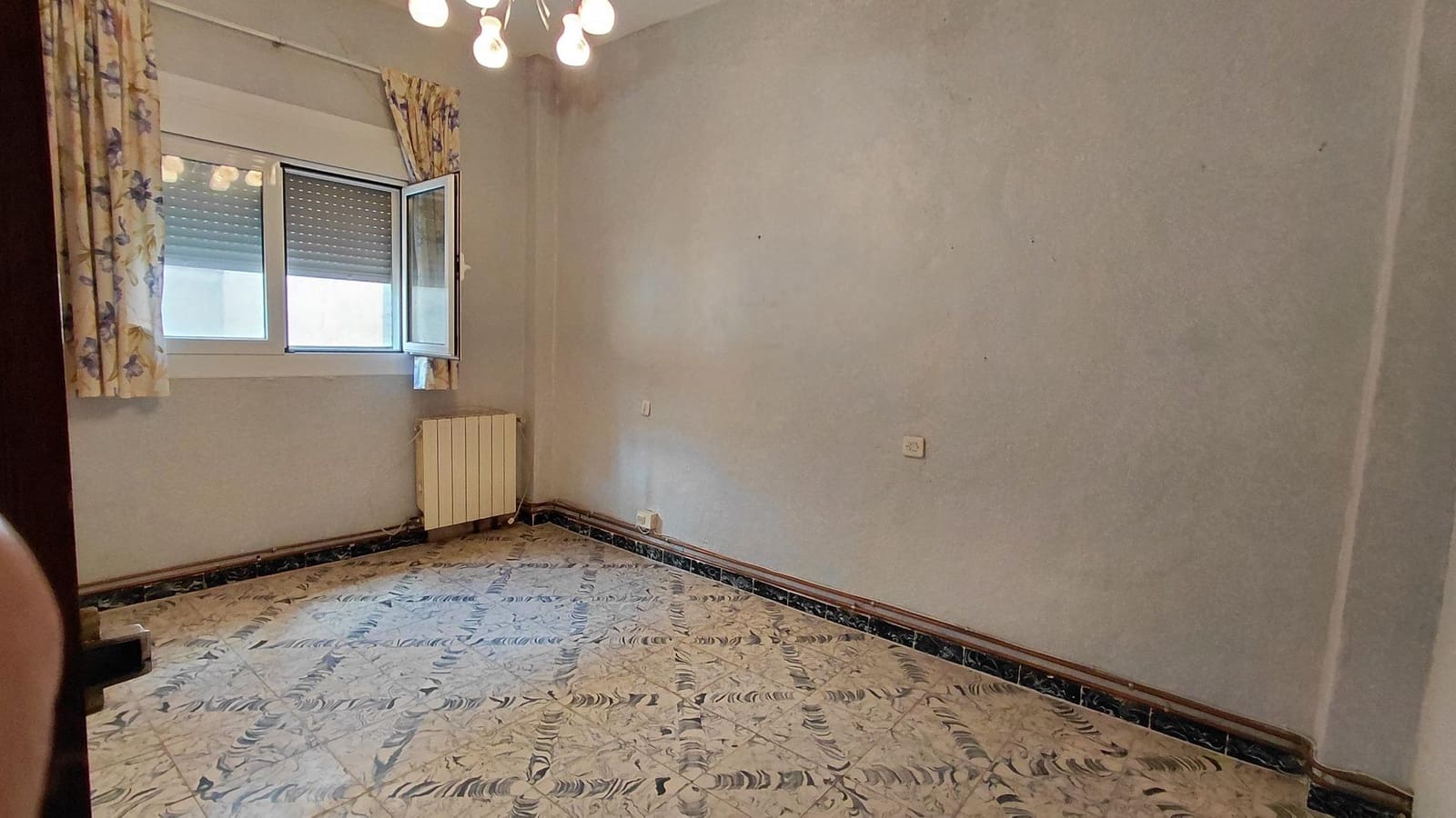 Casa de 4 habitaciones en Villena en venta - 95.000 € (Ref: 9825012)