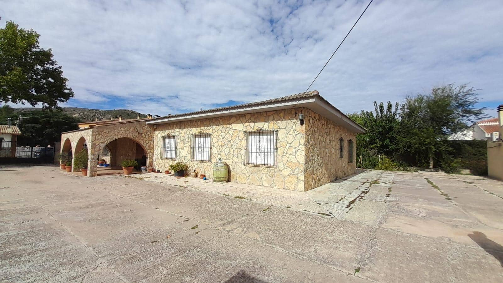 5 bedroom Villa for sale in Las Virtudes with pool garage - € 188,000 (Ref: 9903811)