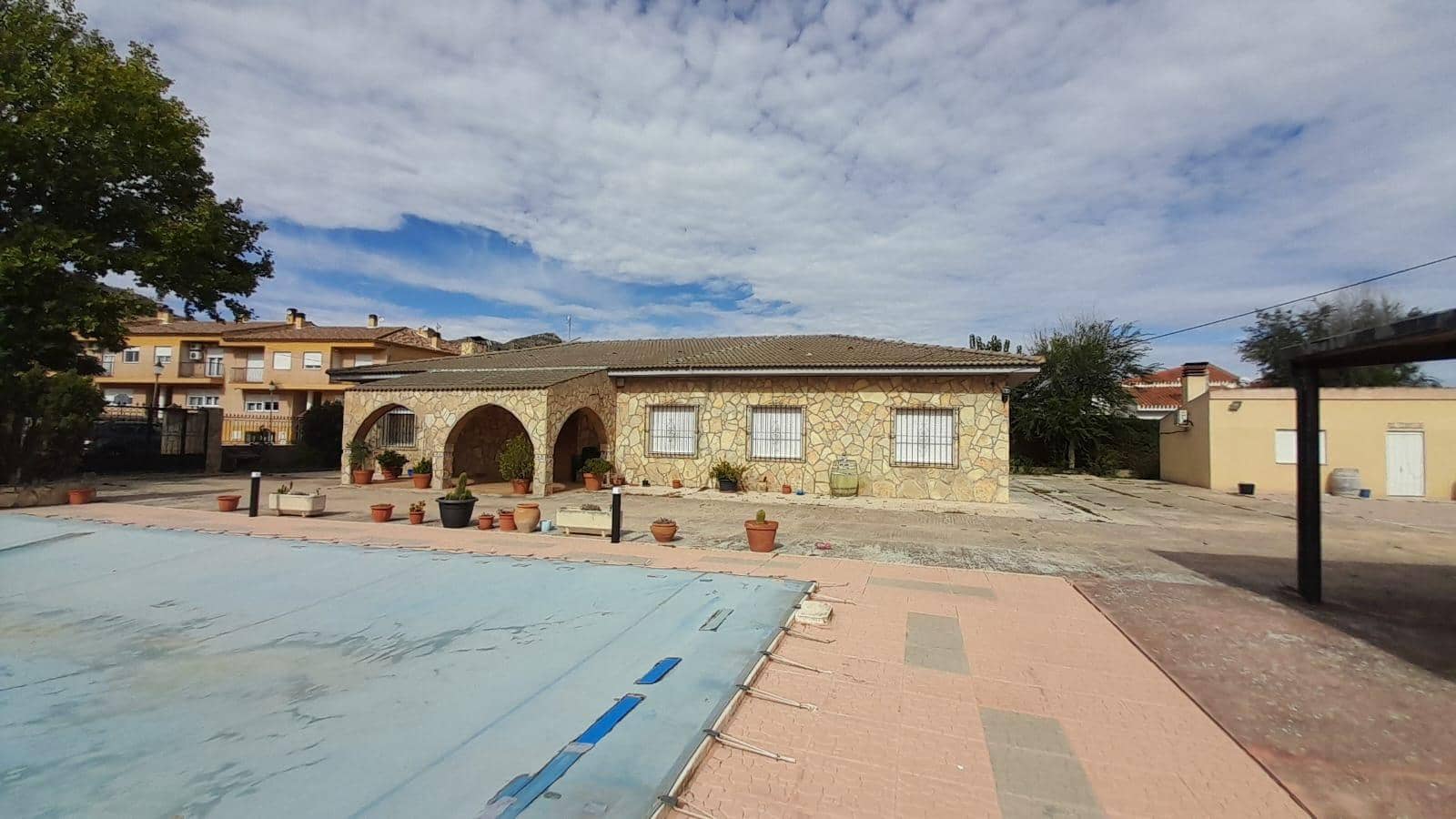 5 bedroom Villa for sale in Las Virtudes with pool garage - € 188,000 (Ref: 9903811)