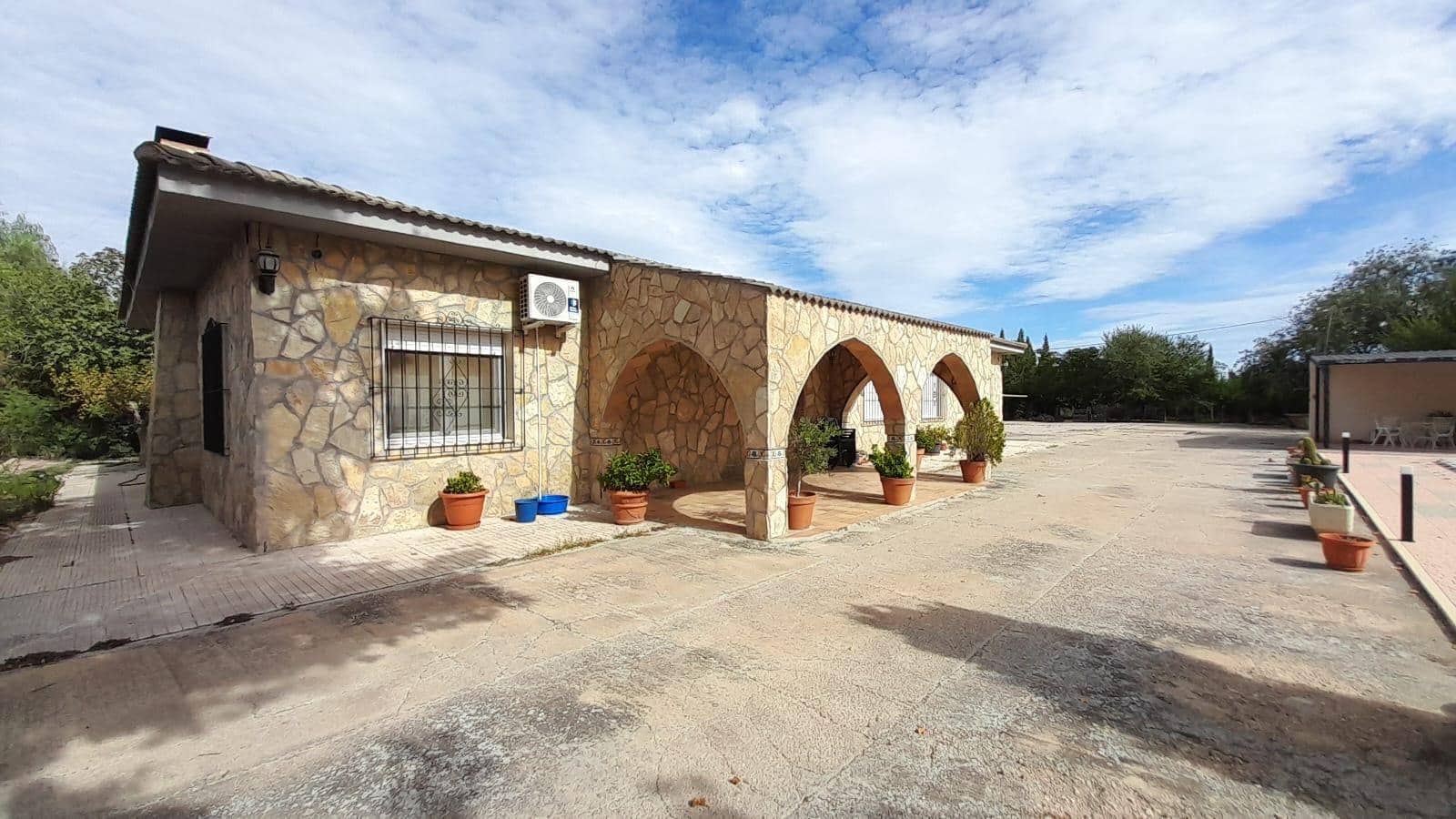 5 bedroom Villa for sale in Las Virtudes with pool garage - € 188,000 (Ref: 9903811)