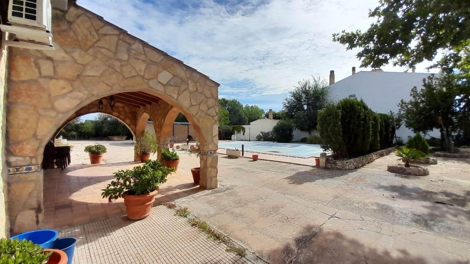 5 bedroom Villa for sale in Las Virtudes with pool garage - € 188,000 (Ref: 9903811)