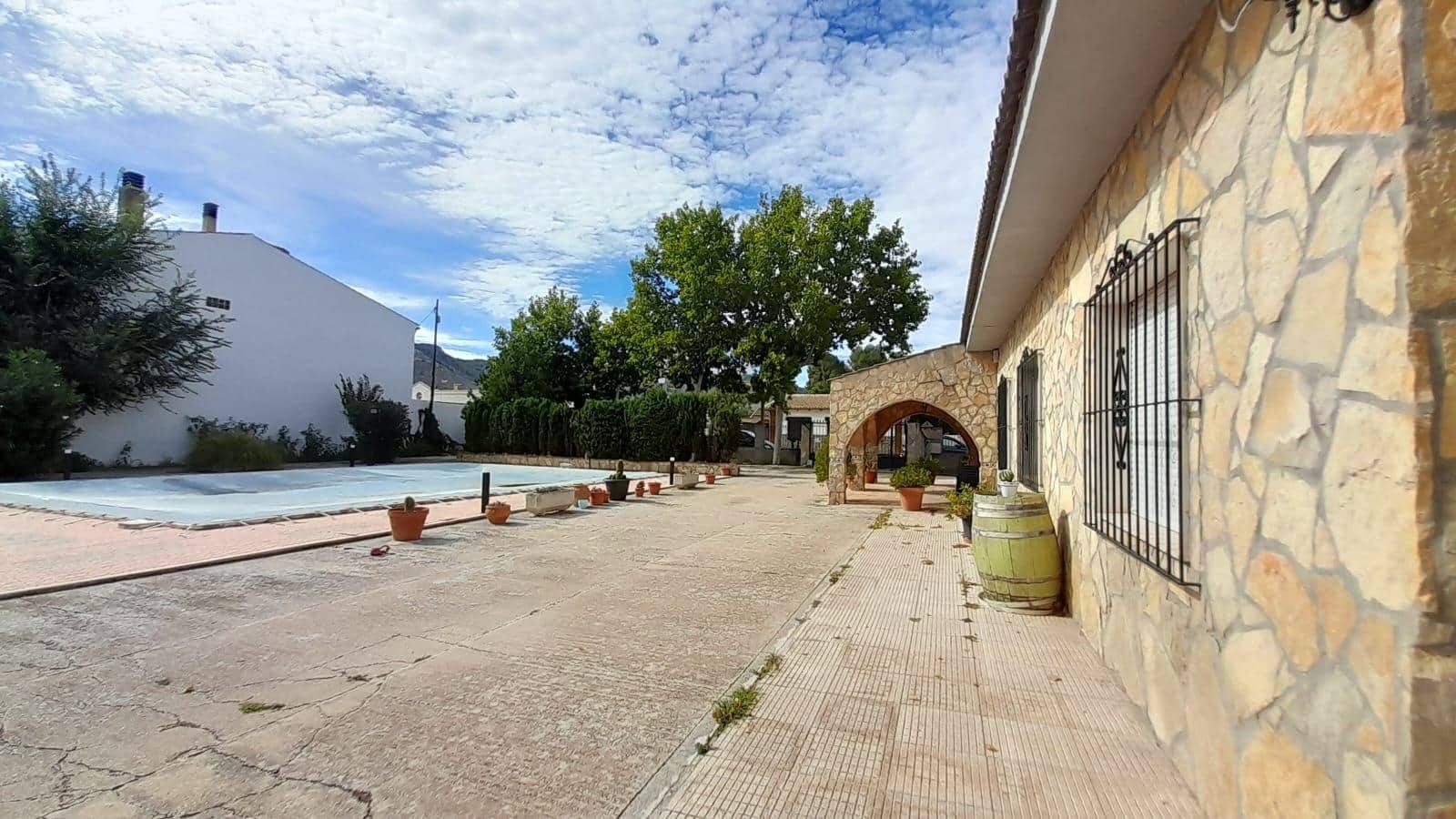 5 bedroom Villa for sale in Las Virtudes with pool garage - € 188,000 (Ref: 9903811)