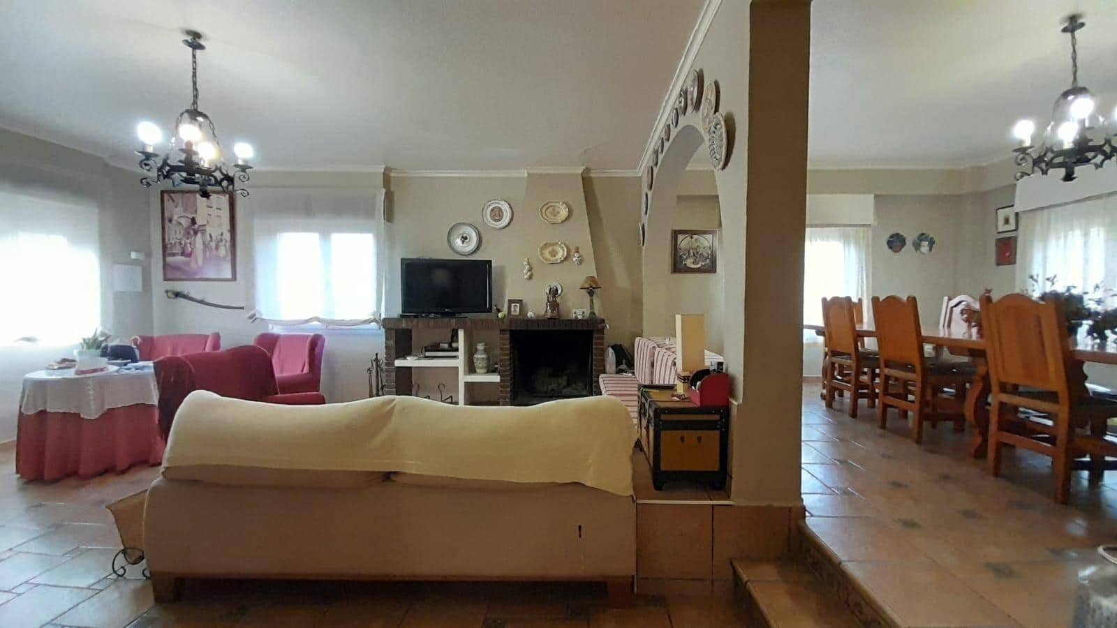 5 bedroom Villa for sale in Las Virtudes with pool garage - € 188,000 (Ref: 9903811)