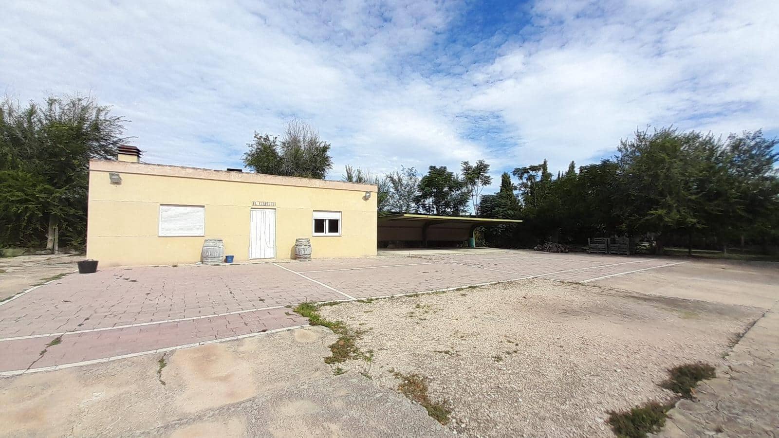 5 bedroom Villa for sale in Las Virtudes with pool garage - € 188,000 (Ref: 9903811)