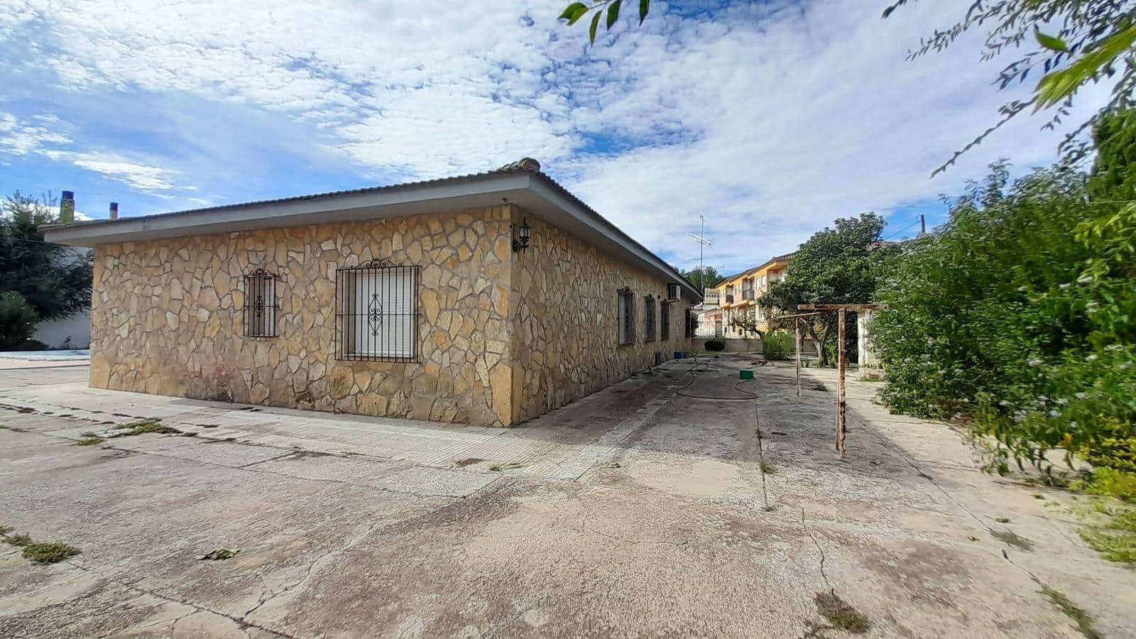5 bedroom Villa for sale in Las Virtudes with pool garage - € 188,000 (Ref: 9903811)