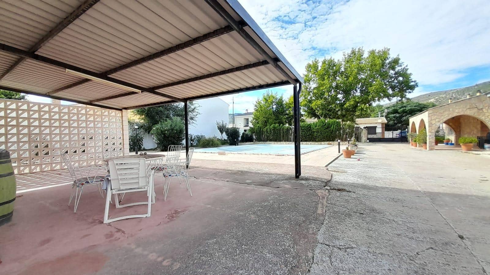 5 bedroom Villa for sale in Las Virtudes with pool garage - € 188,000 (Ref: 9903811)