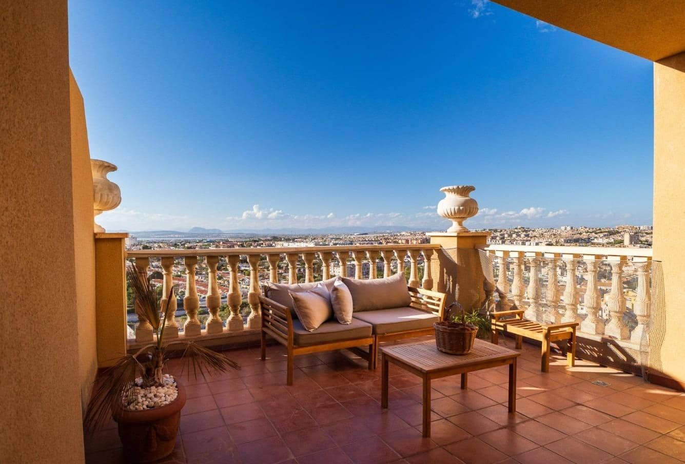 3 soverom Penthouse til salgs i Torrevieja med svømmebasseng garasje - € 480 000 (Ref: 9312832)