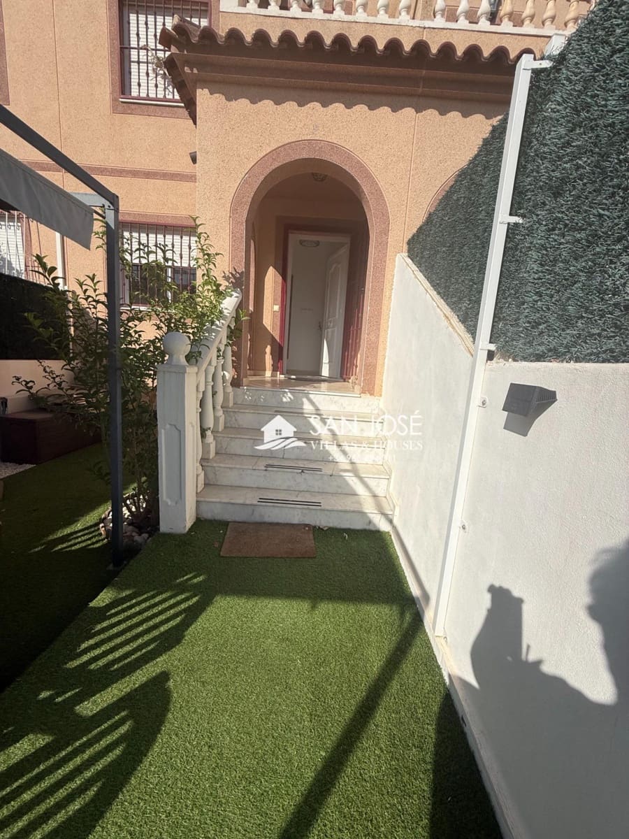 Villa/Maison Mitoyenne de 2 chambres à louer à Monforte del Cid - 900 € (Ref: 10030714)