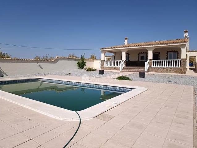 Chalet de 3 habitaciones en Pinoso en venta con piscina - 325.000 € (Ref: 10064619)