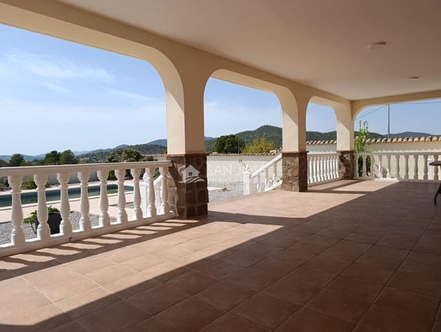 Chalet de 3 habitaciones en Pinoso en venta con piscina - 325.000 € (Ref: 10064619)
