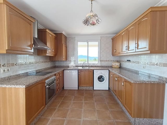 Chalet de 3 habitaciones en Pinoso en venta con piscina - 325.000 € (Ref: 10064619)