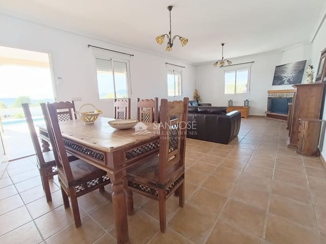 Chalet de 3 habitaciones en Pinoso en venta con piscina - 325.000 € (Ref: 10064619)