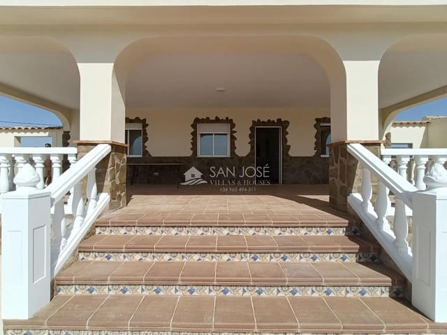 Chalet de 3 habitaciones en Pinoso en venta con piscina - 325.000 € (Ref: 10064619)