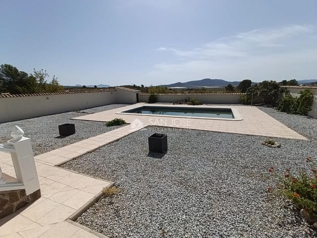 Chalet de 3 habitaciones en Pinoso en venta con piscina - 325.000 € (Ref: 10064619)