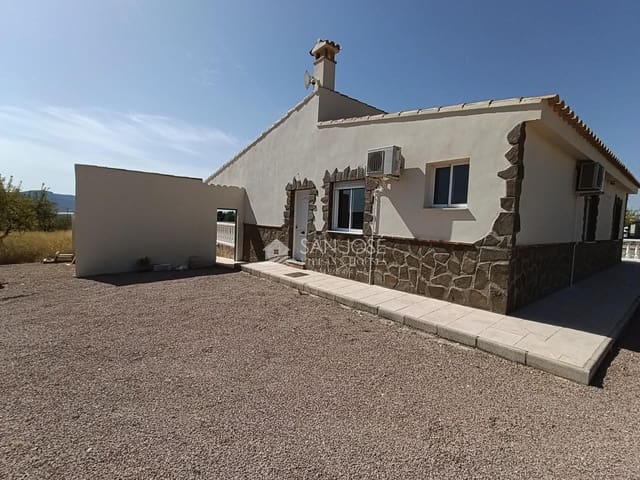 Chalet de 3 habitaciones en Pinoso en venta con piscina - 325.000 € (Ref: 10064619)